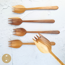 Load image into Gallery viewer, Joyhouseofseratku_Enjoy your outdoor dining with the innovative Sporkle, a 2-in-1 camping spoon fork combo. This 5-piece set of lunch sporks is a must-have for your outdoor adventures, including backpacking, hiking, and picnicking.
